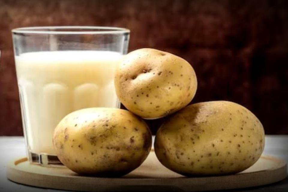 आलू से डार्क सर्कल हटाने का तरीका